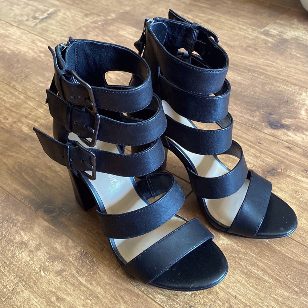 Saks fifth avenue women’s shoes Size 5M